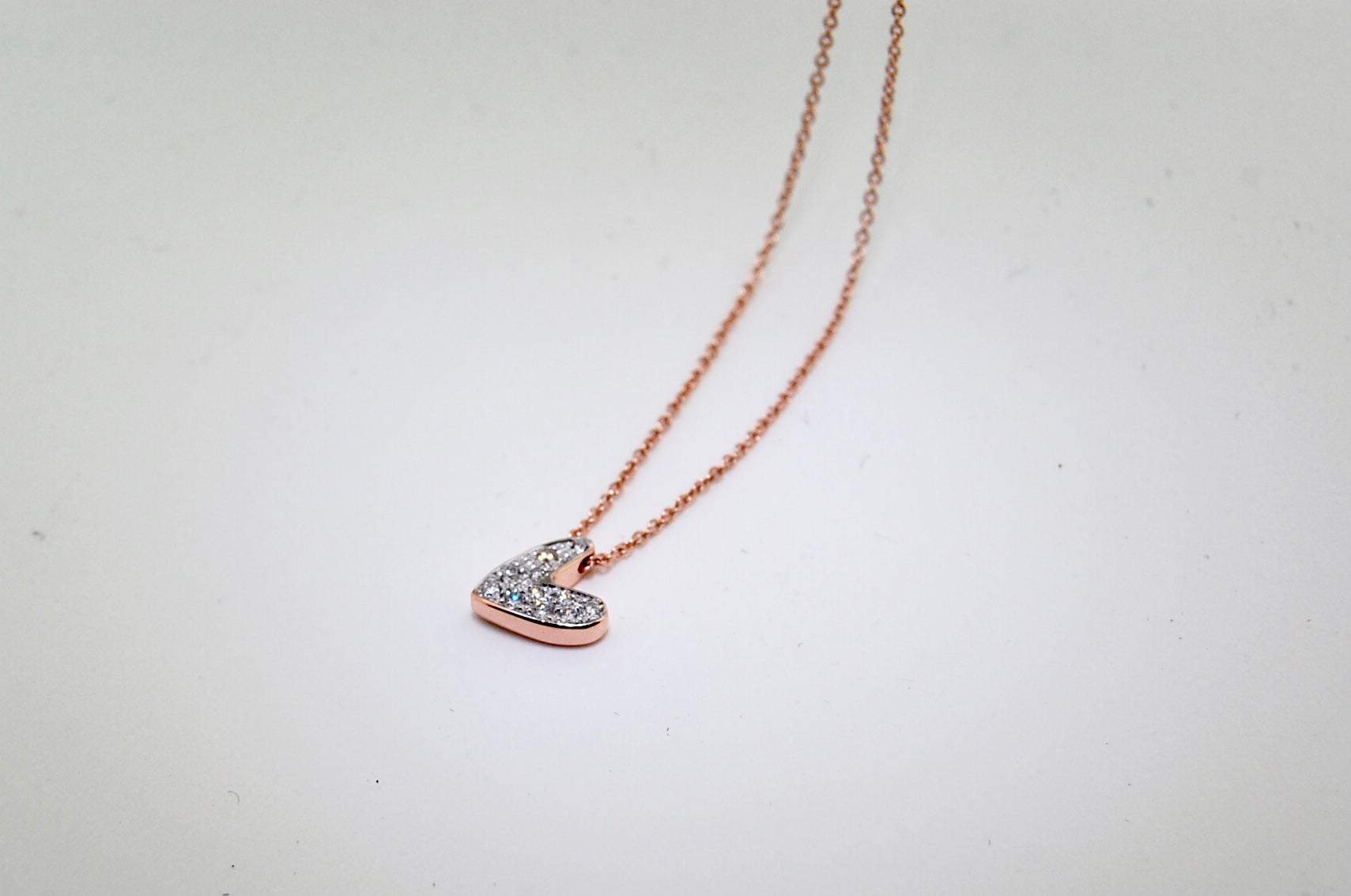 Cuore Essenziale – Collana Girocollo in Acciaio Gold con Ciondolo Stil – WJ Gioielli Cuore Essenziale – Collana Girocollo in Acciaio Gold con Ciondolo Stil – WJ Gioielli