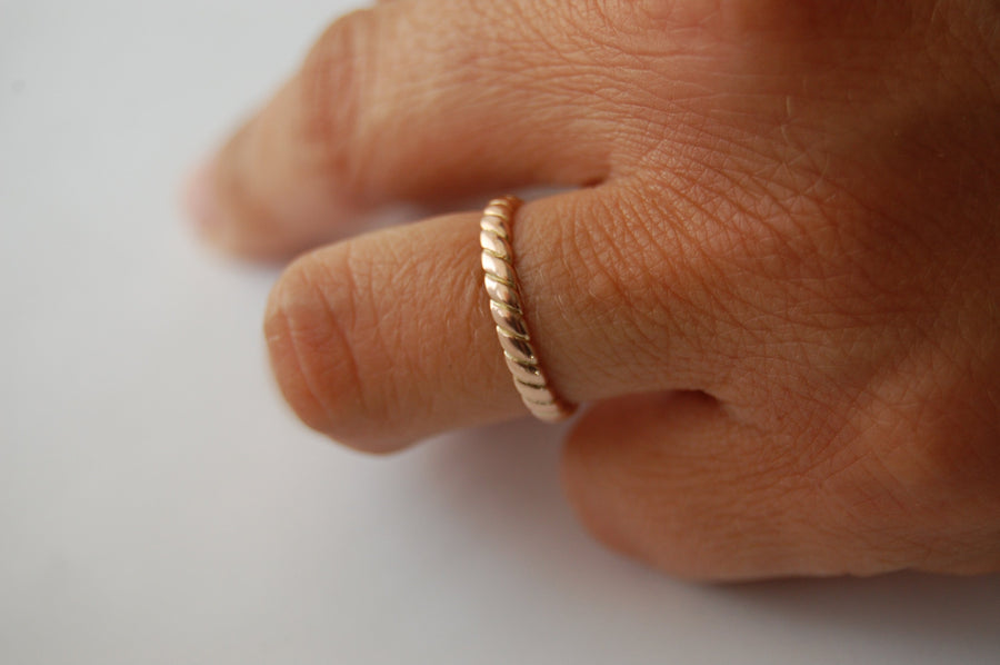 Anello a treccia in oro