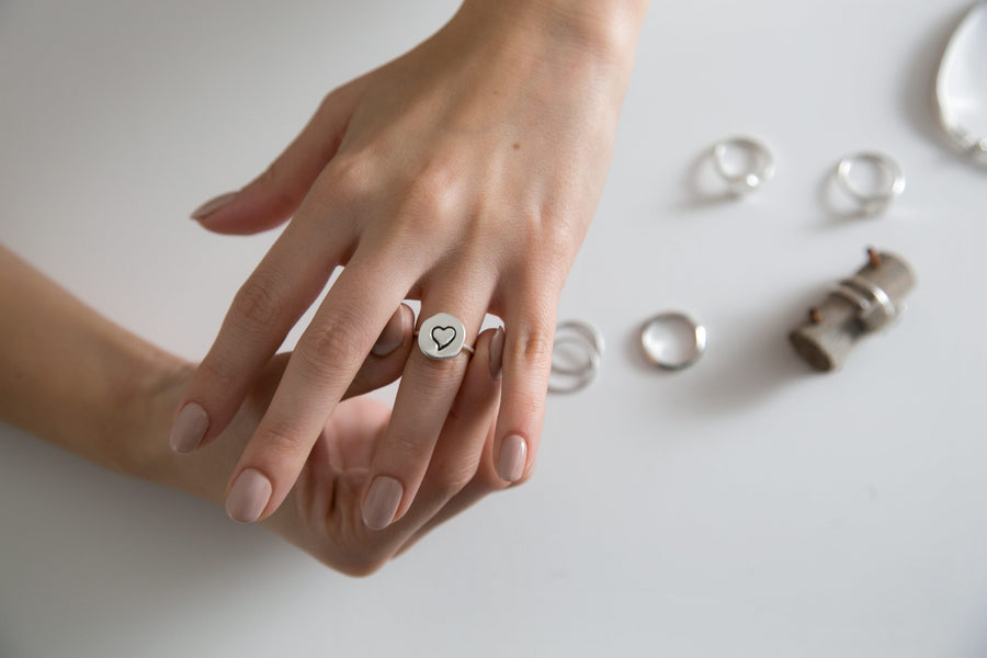 Anello a testa tonda grande personalizzabile