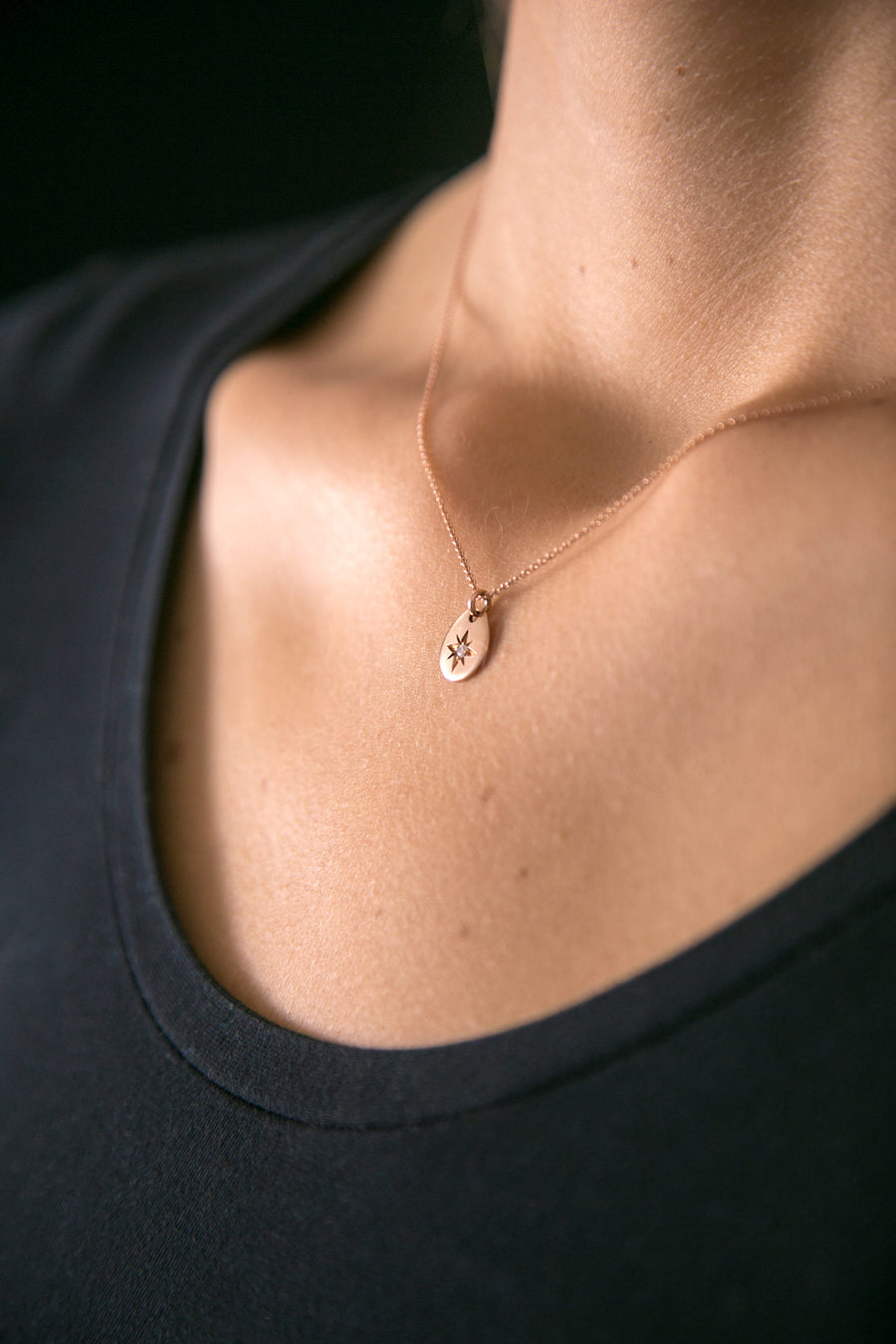 Girocollo con ciondolo a goccia e diamante