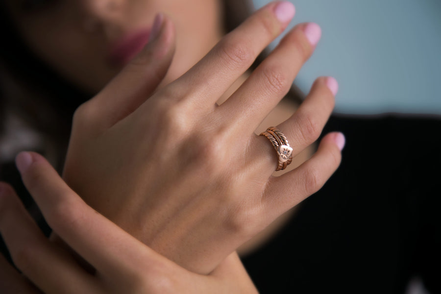 Anello a cuore con diamante incassato a stella