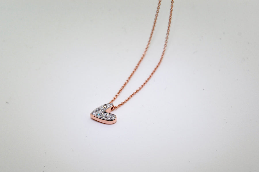 Girocollo con ciondolo a cuore in oro e diamanti naturali.