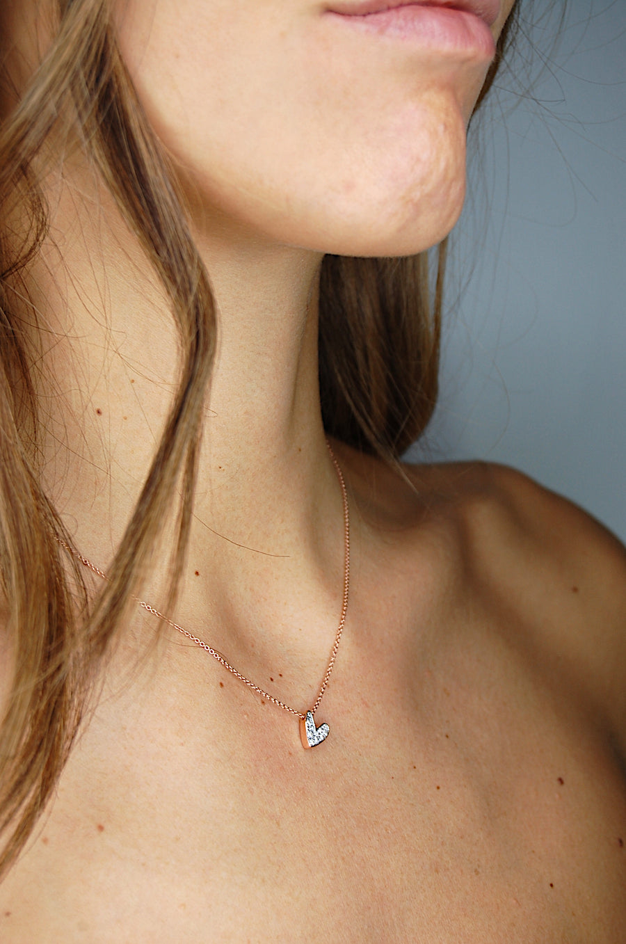 Girocollo con ciondolo a cuore in oro e diamanti naturali.