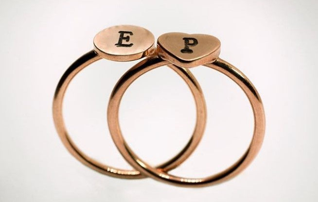 Anello con tondo personalizzabile in oro