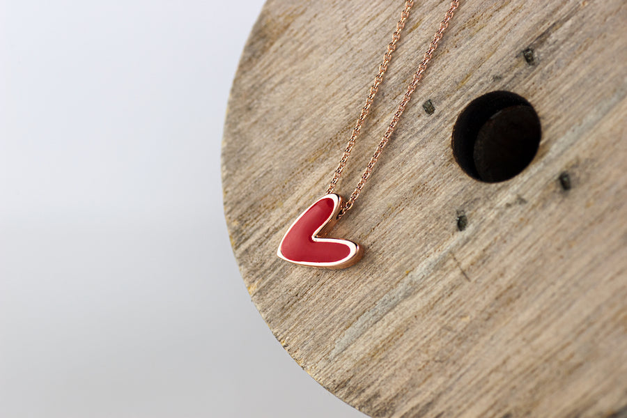 Girocollo in oro con cuore smaltato