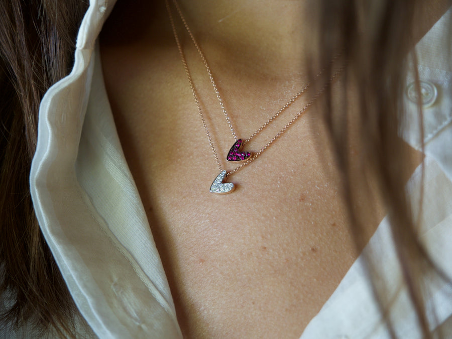 Girocollo con ciondolo a cuore in oro e diamanti naturali.