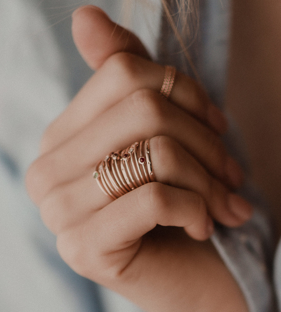 fedina Slim con rubino incassato – Cuori e Frecce